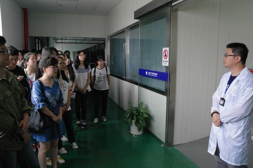 1参观公司研发测试部.jpg